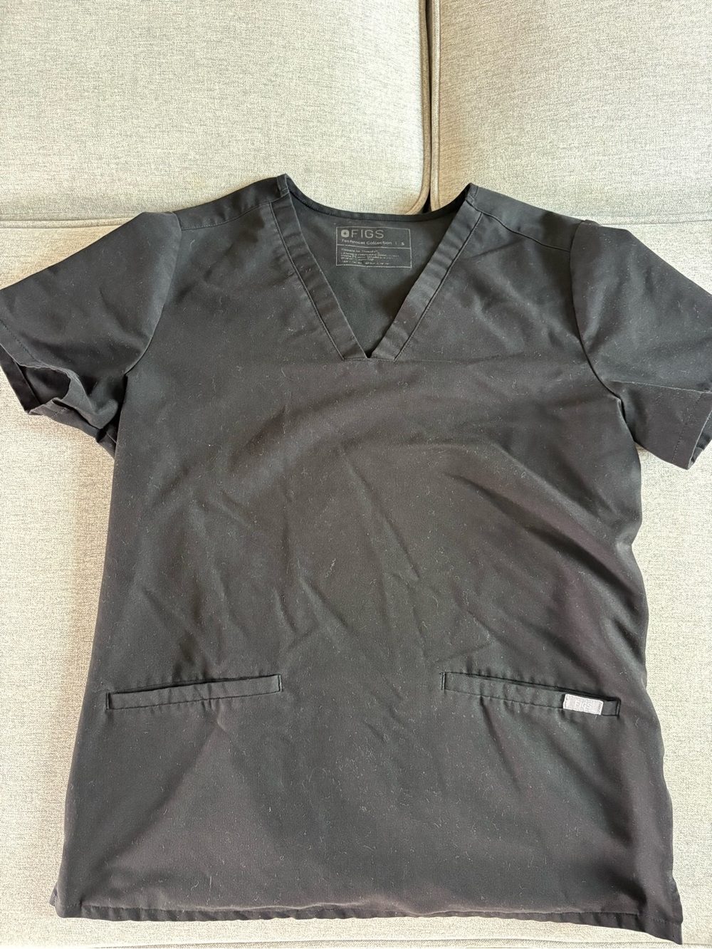 FIGS women’s Black V-Neck 2 pocket Scrub Top